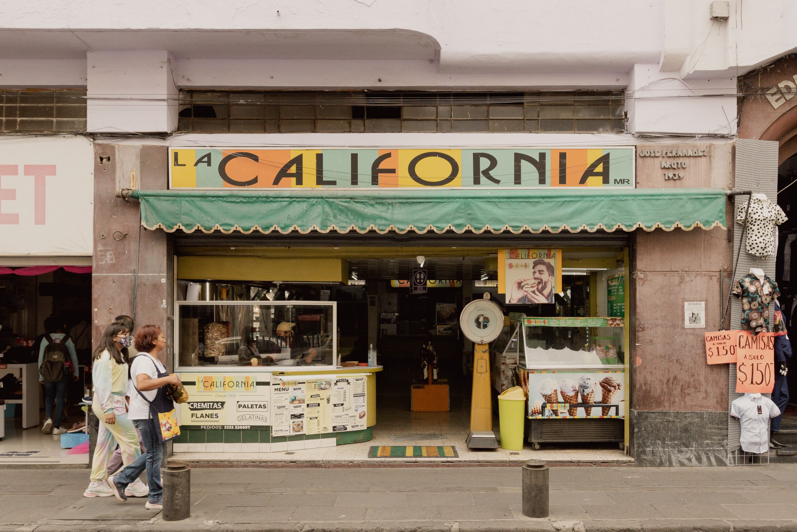 Fachada colorida de un negocio latino